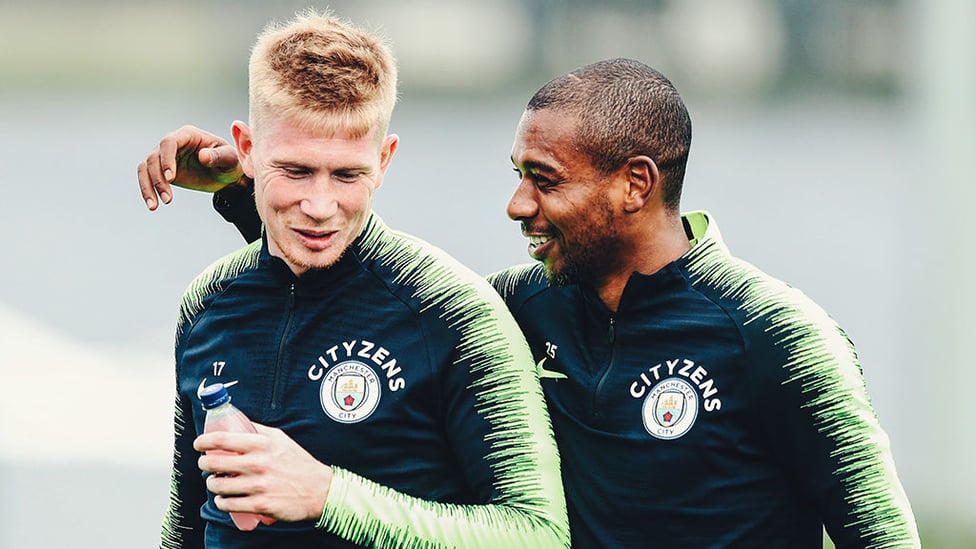 TWO'S COMPANY : Something has tickled Fernandinho and Kevin De Bruyne