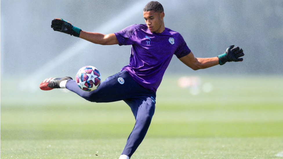 KONTRAK BARU: Gavin Bazunu menandatangani perpanjangan kontrak dua tahun bersama City
