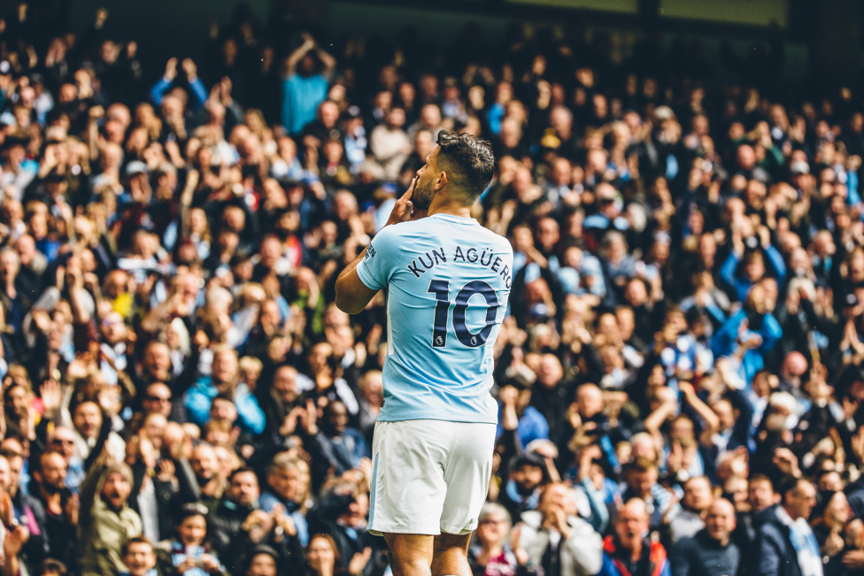 CINTA AGUERO : Aguero menyampaikan cintanya kepada para fans setelah mencetak gol pembuka dalam kemenangan 5-0 atas Liverpool tahun 2017