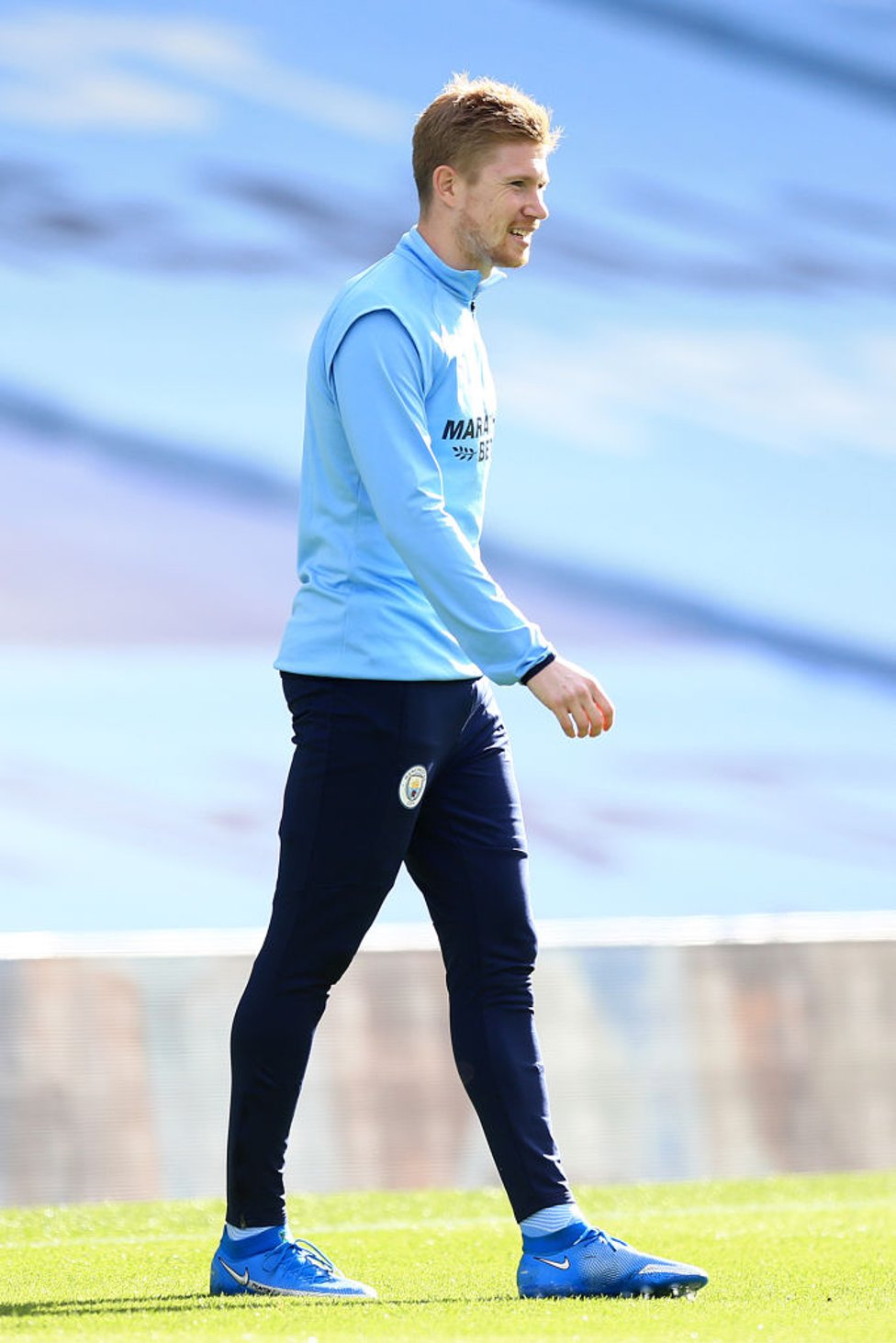 SMILEY KEV : De Bruyne in good spirits during the warm-up.