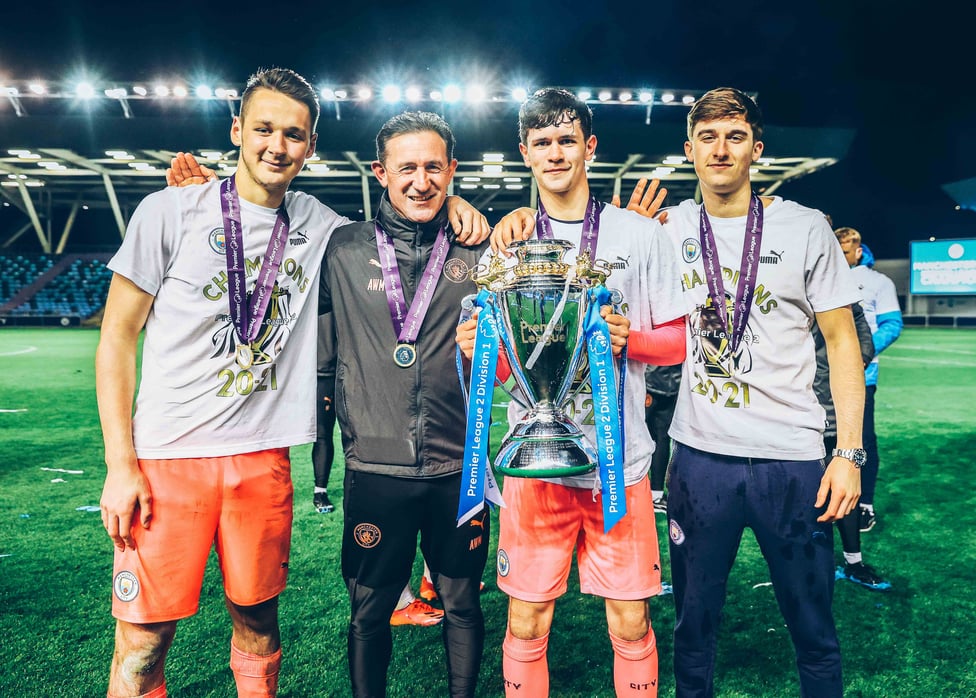 GK UNION : Our goalkeepers pose with the title.