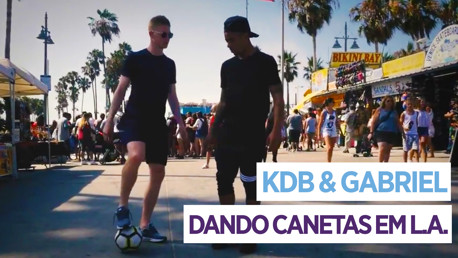 Gabriel Jesus & De Bruyne dando canetas em LA