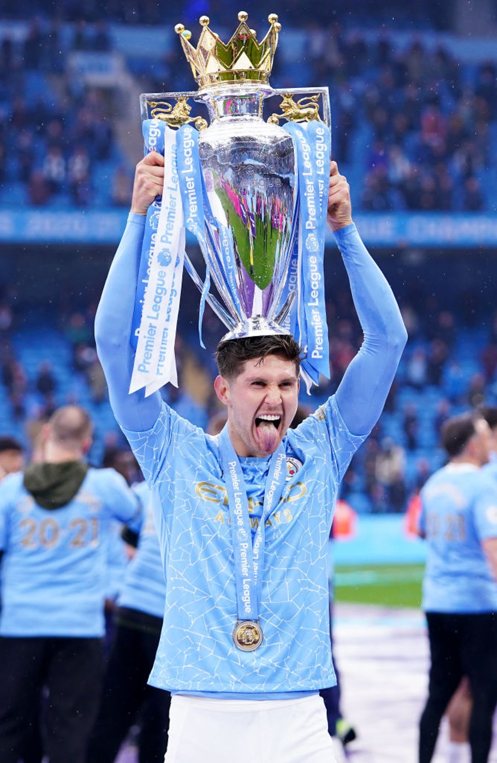 ROLLING STONES : Our centre-back crowns himself with the trophy!