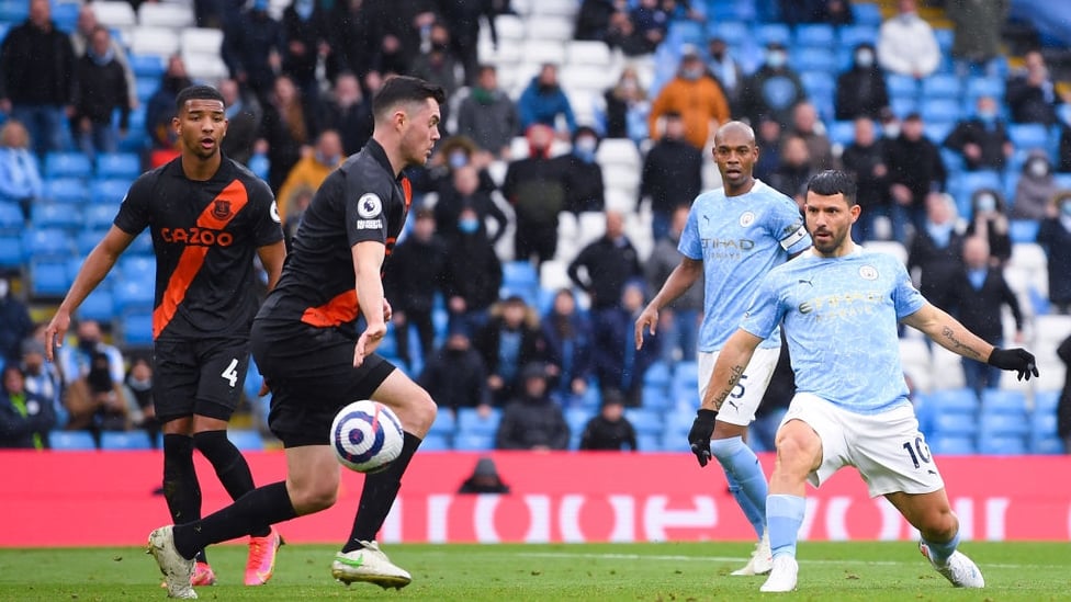 AGUEROOOO : The Etihad erupts as Aguero scores in his final league match for City.