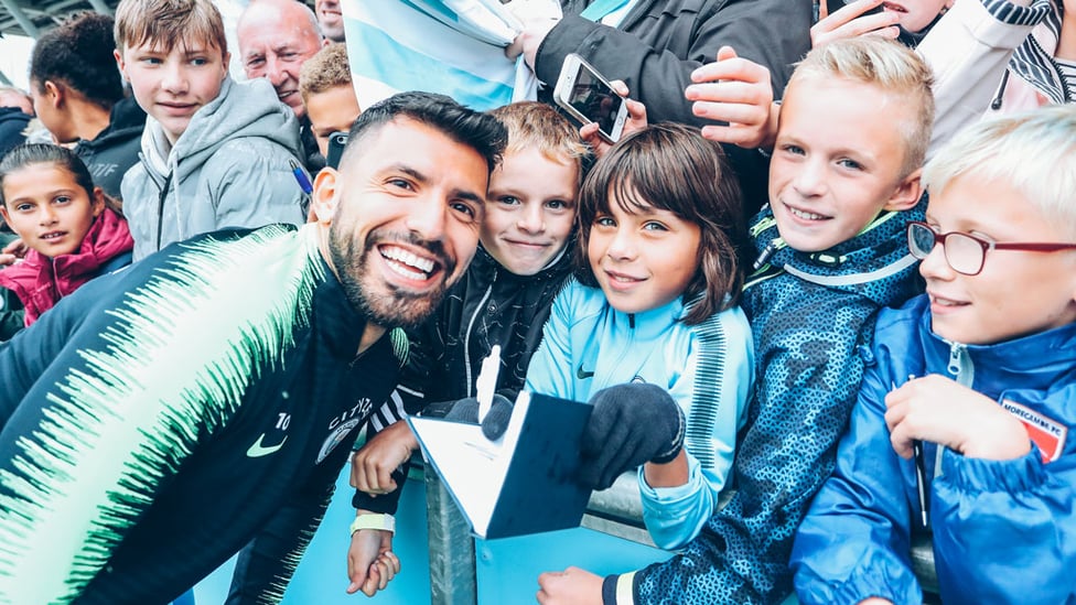 SELFIE SUNDAY : Aguero has his picture taken with some fans