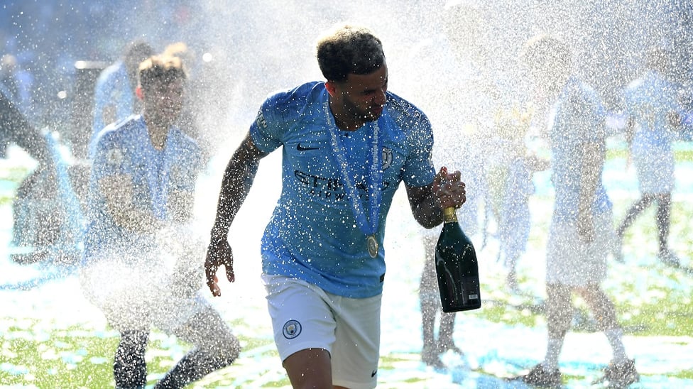 CHAMPAGNE SUPERNOVA : Kyle gets drenched at Brighton