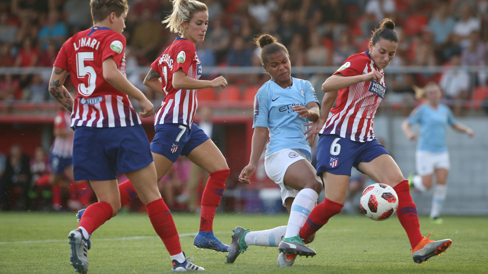 Nikita Parris llegó al centenar de partidos con el Manchester City.