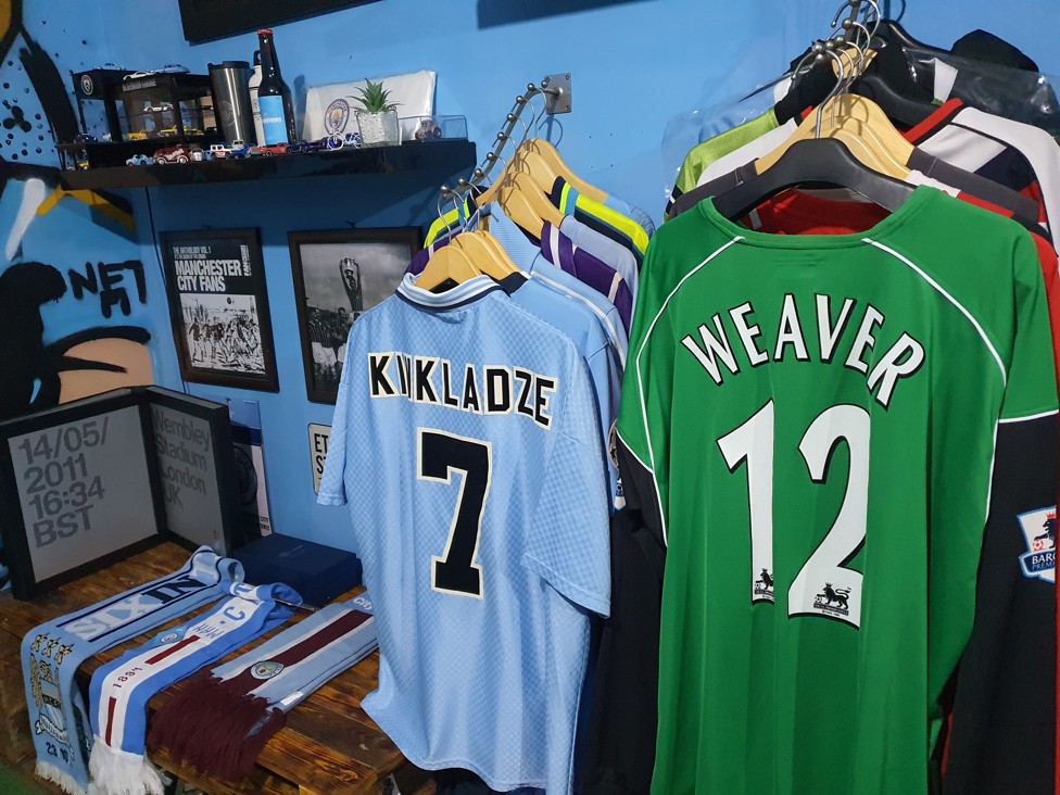 KOLEKSI JERSEY: Beberapa jersey langka yang dipajang.