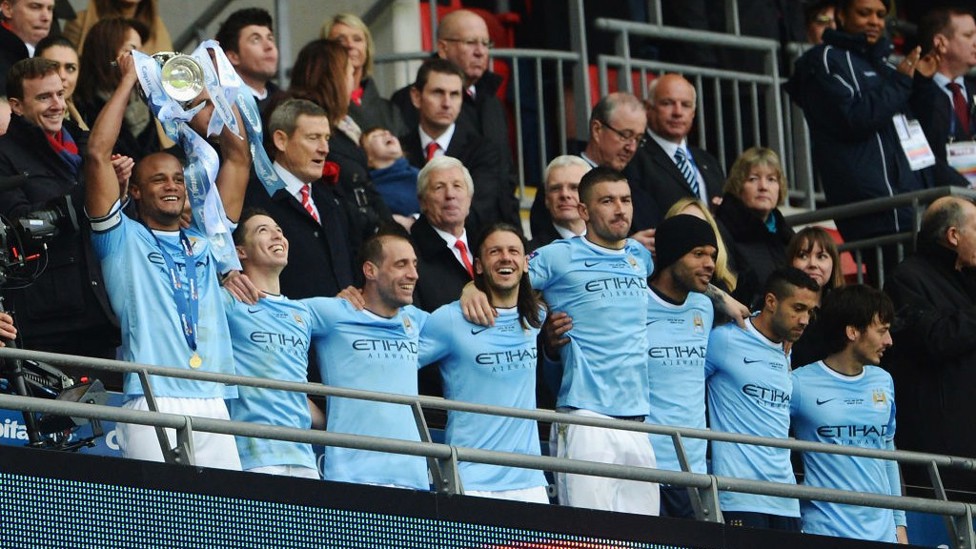 MARZO DE 2014 : El City supera 3-1 al Sunderland en la final de la Copa de la Liga, lo que supone completar el palmarés de trofeos nacionales seis años después de la adquisición.