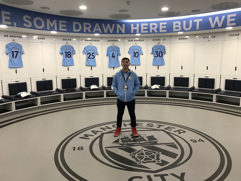 VESTUARIO. : Estaban en el vestuario del City durante su visita al Etihad Stadium.