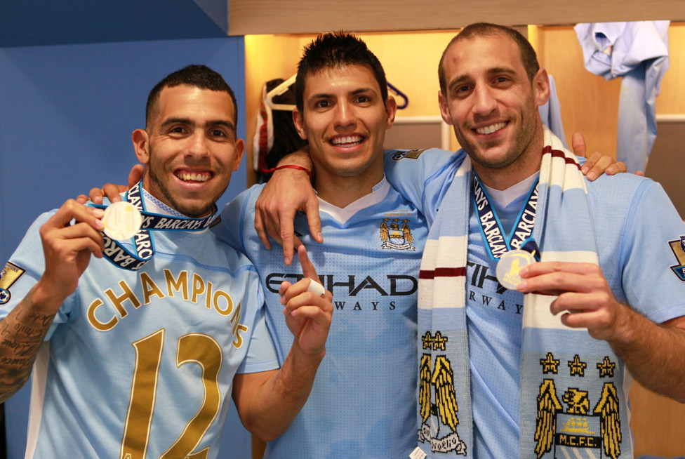 Tévez, Sergio y Pablo Zabaleta celebran la Premier League de 2012.