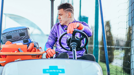Ederson dirigindo e prática de chutes à gol