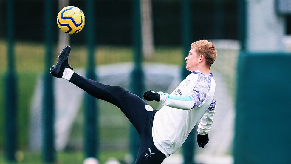 IMPROVISATION : High kicks from Kevin De Bruyne.