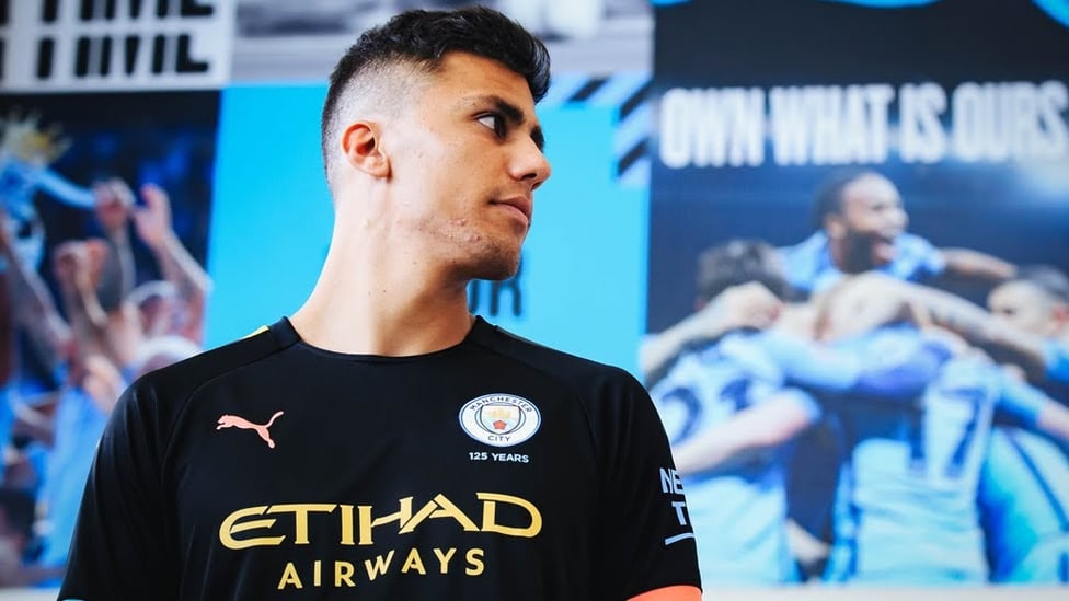 IN PROFILE : Rodri tries our new PUMA 2019/20 away shirt on for size