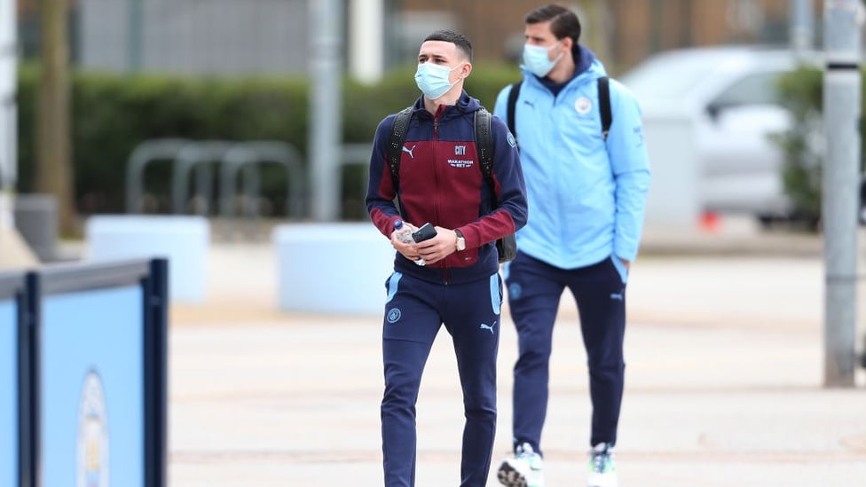ARRIVAL : Foden and Dias make their way into the Etihad - business time!