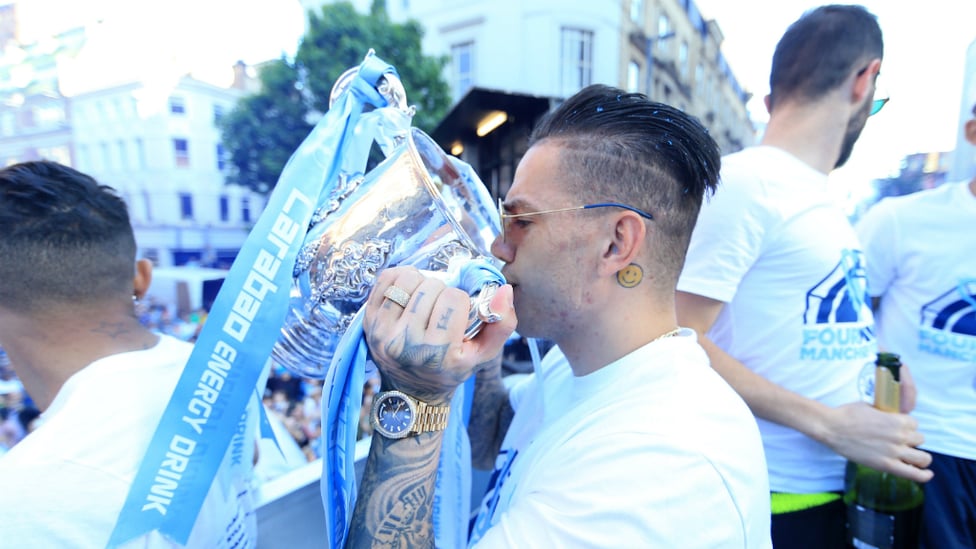 CHAMPAGNE MOMENT : Ederson at the champions parade.