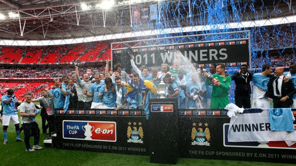 MAYO DE 2011 : El City supera al Stoke 1-0 en la final de la FA Cup para levantar el primer título en 35 años.