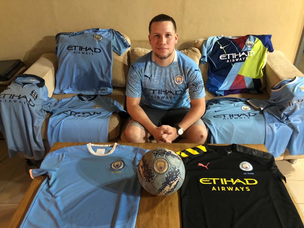 Una casa Cityzen : Josue rodeado de sus camisetas celestes.
