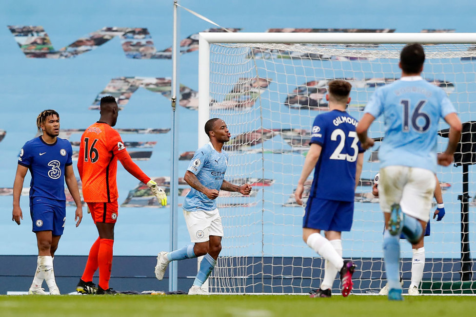 STERLING. : Adelantó al City al borde del descanso.