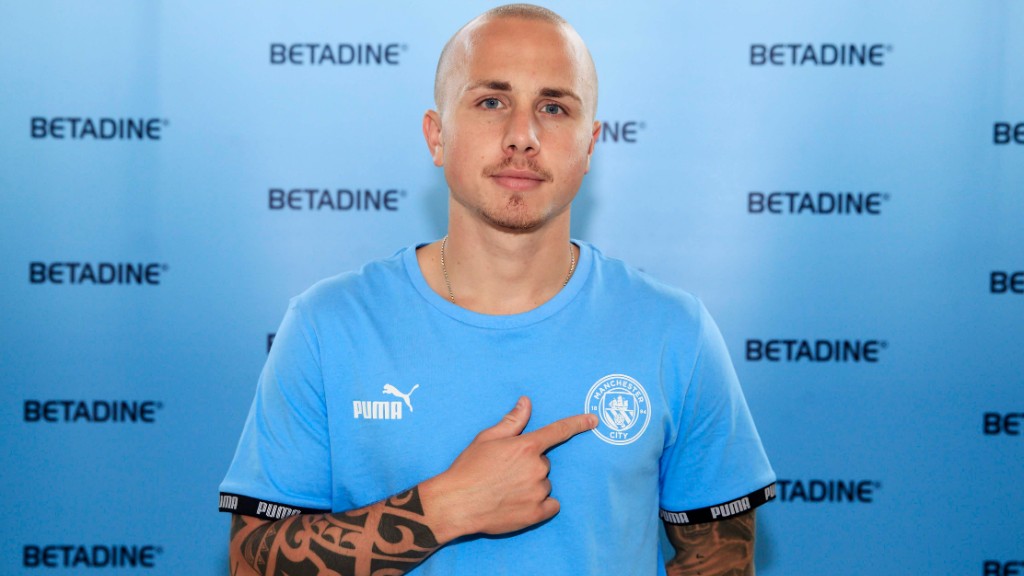 
                        Manchester City re-sign Angelino
                