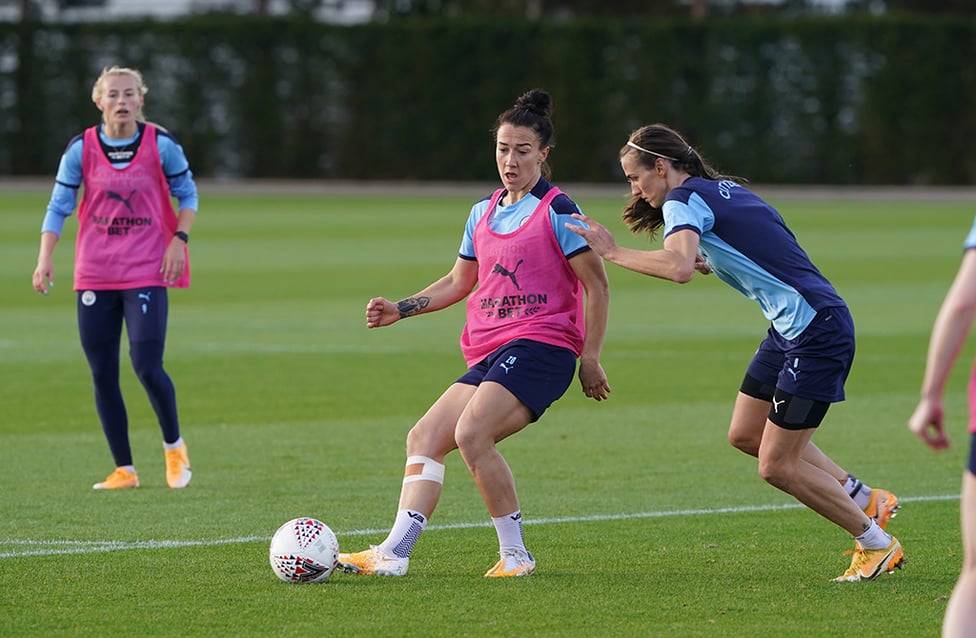 LIONESS LEGENDS : Lucy Bronze and Jill Scott lock horns