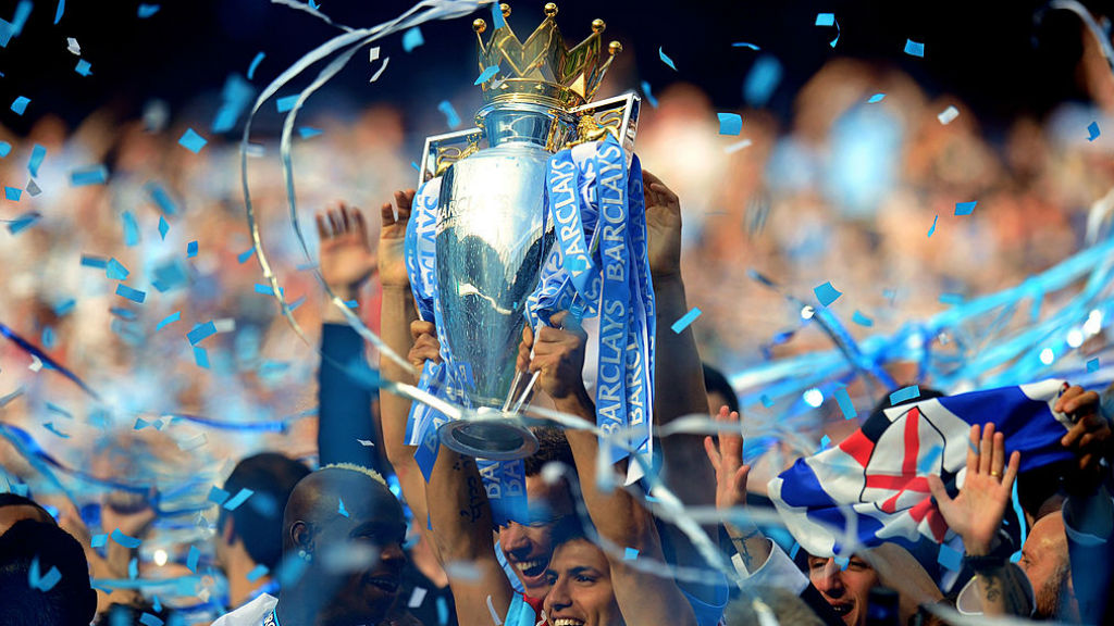 GLORY BOYS: Sergio soulève le trophée de la Premier League. 