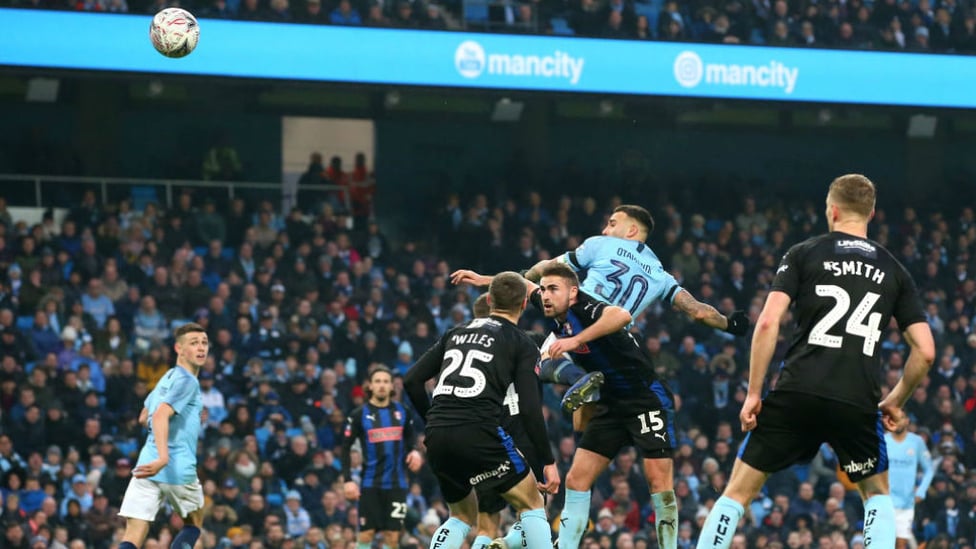 SIX AND THE CITY : Nico powers home a stunning header