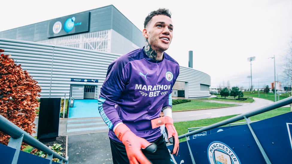 GLOVE STORY : Ederson prepares for Saturday's training session