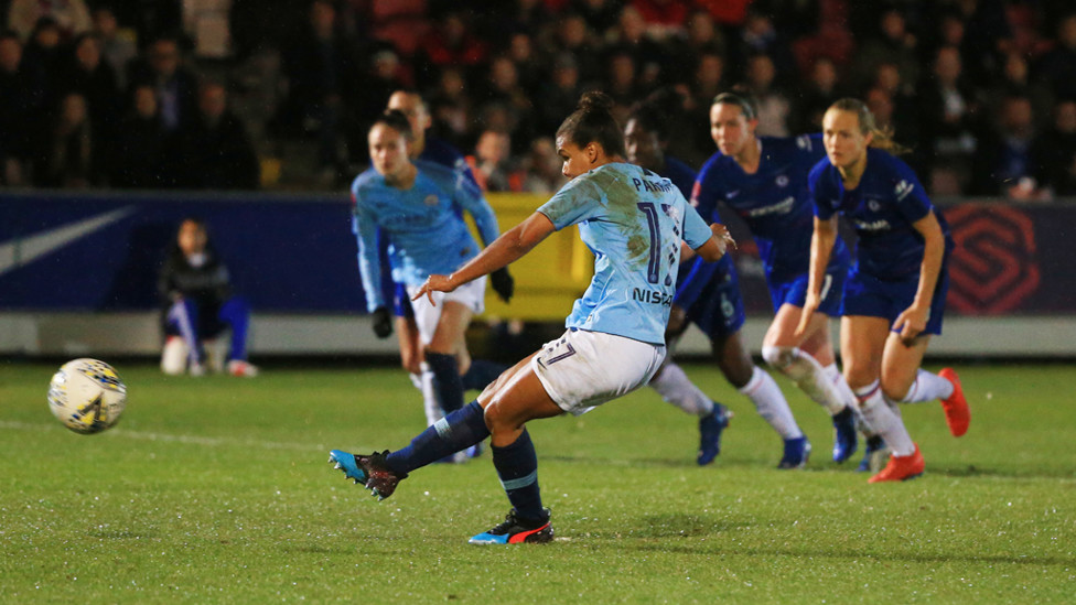 Nikita Parris abre el marcador desde el punto de penalti.