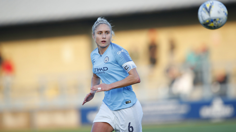 Steph Houghton anotó el tercero con una falta marca de la casa.
