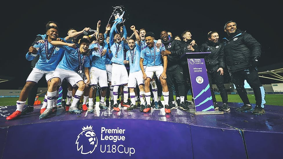 CHAMPIONS : : The famous trophy lift