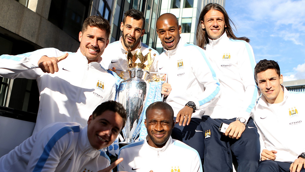 ¡Campeones! Javi García en el desfile por las calles de Manchester junto a Álvaro Negredo, Fernandinho, Martín Demichelis, Samir Nasri, Yaya Touré y Jesús Navas. 
