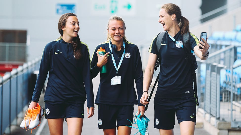 SMILES : KB, Caroline Weir and Claire Emslie go live on Instagram!