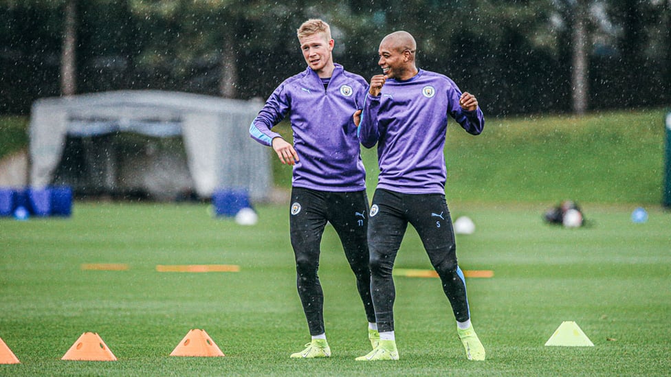 TWO'S COMPANY : Fernandinho and Kevin De Bruyne talk through Monday's session