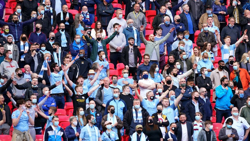 PRESENTES. : El City volvió a jugar frente a su afición.