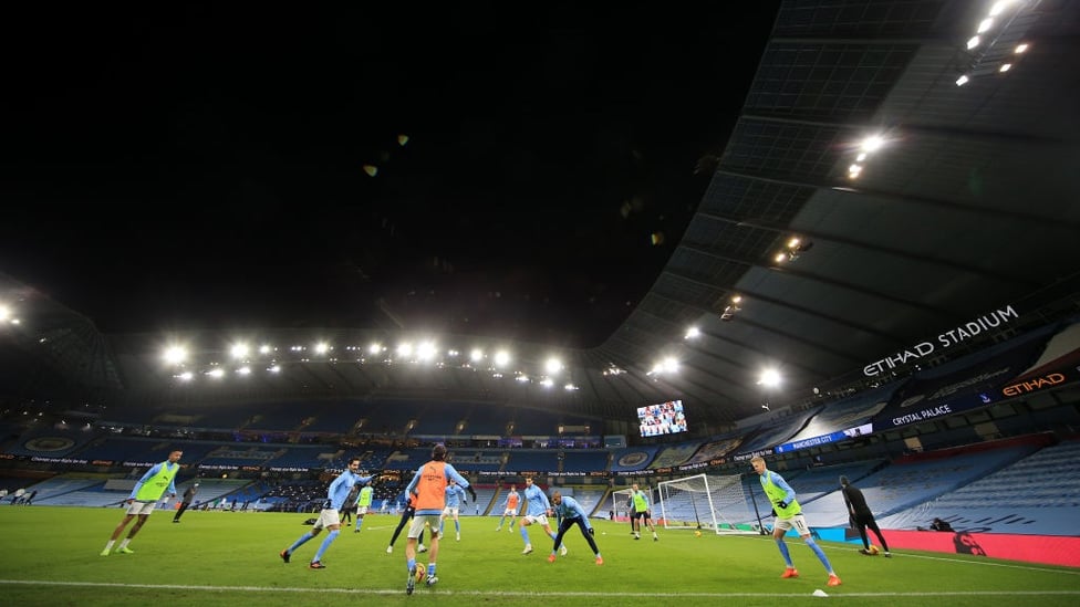 GROUP SESH : The players get into the mood with a rondo as kick off approaches.