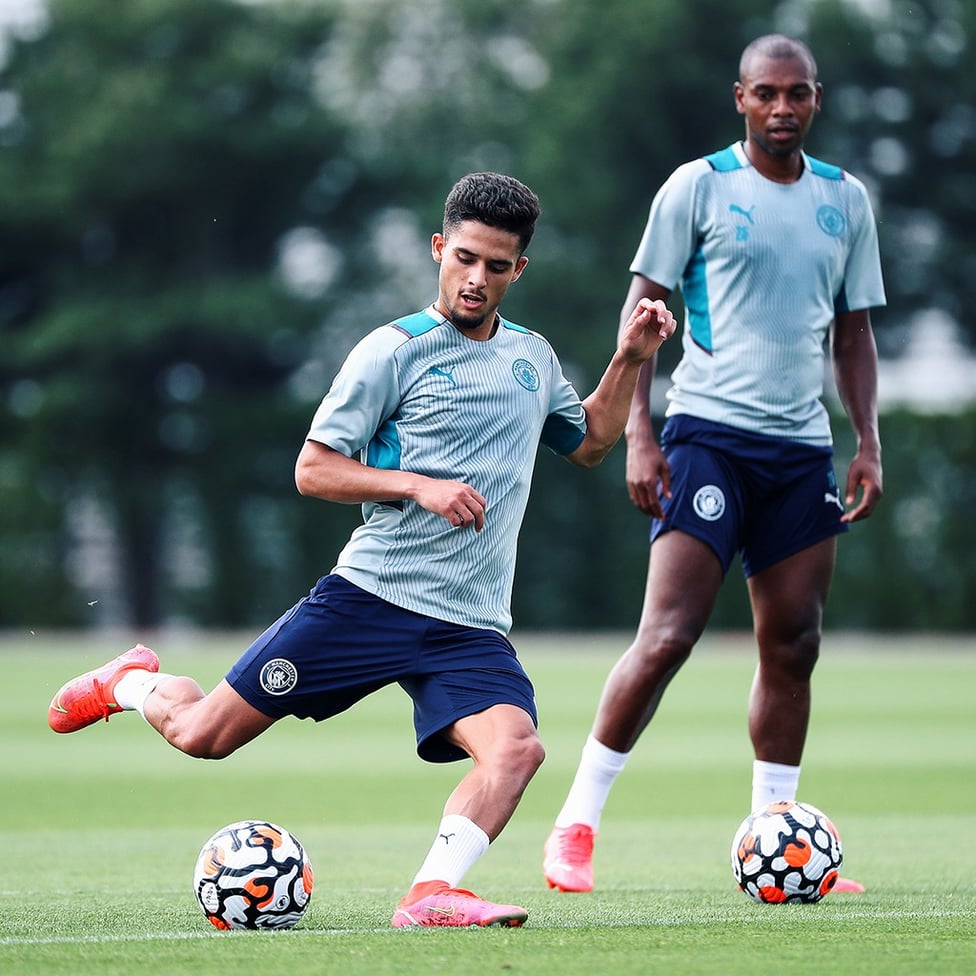 COUTO CLIP: Yan Couto spreads the play as Fernandinho watches on