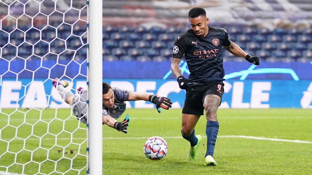 ANULADO. : Gabriel Jesus creyó haber ganado el encuentro, hasta que el VAR anulño su gol.