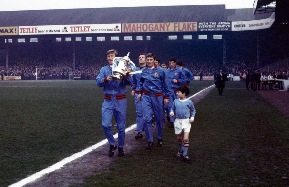 1969년 메인로드에서 FA컵 트로피를 들고 있는 벨