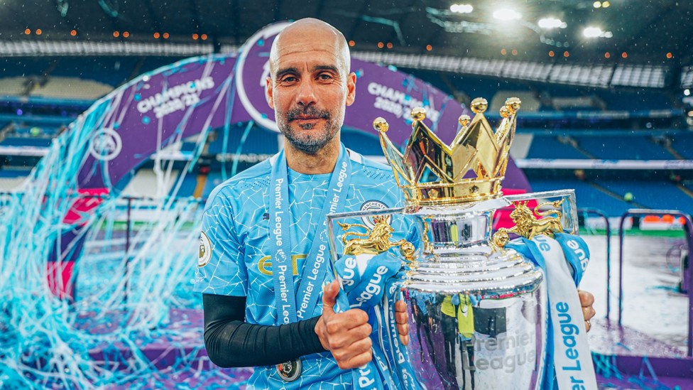 TRIMCAMPEÓN : Pep, con la tercera Premier League, levantada tras superar al Everton 5-0 en el Etihad Stadium.