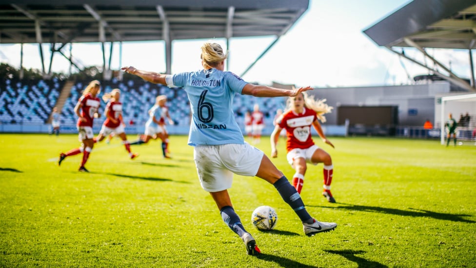 CAPTAIN FANTASTIC : Steph Houghton in action