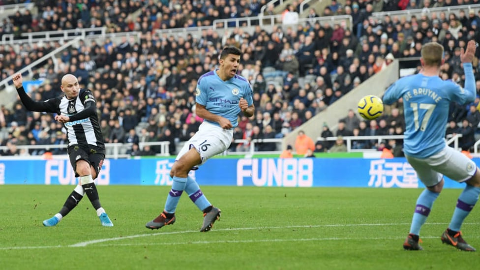 GOAL : Shelvey scores from outside the box to make it 2-2