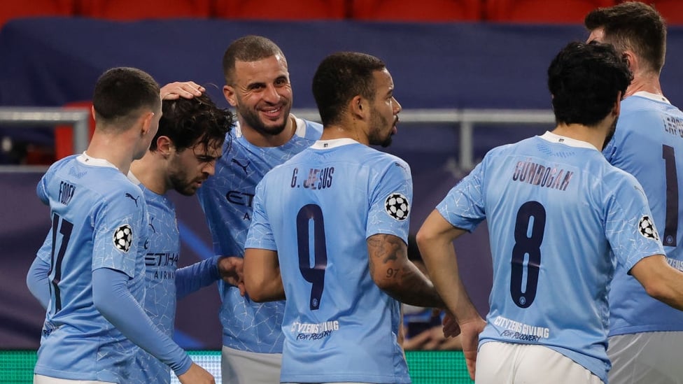 BER-NODDO : The players gather to congratulate Bernardo after his accurate headed goal after 29 minutes.
