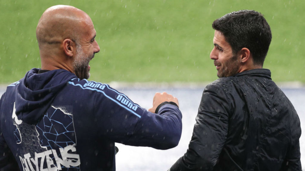 PEP Y MIKEL. : Guardiola y Arteta se saludan antes del inicio del partido.