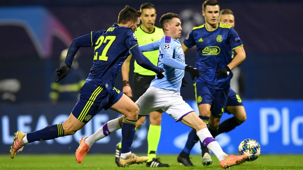 SLALOM : Phil Foden glides past the attention of a couple of Dinamo defenders_