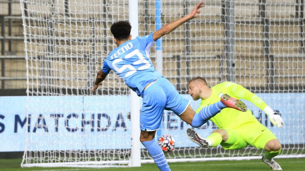 GOL KEDUA: Sam Edozie membuat keunggulan 2-0 untuk City