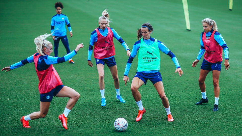 HUNTING IN PACKS : Steph Houghton, Chloe Kelly and Esme Morgan crowd Jill Scott.