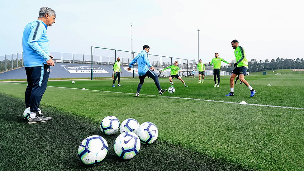 HANDS ON : Mikel Arteta gets involved in a rondo