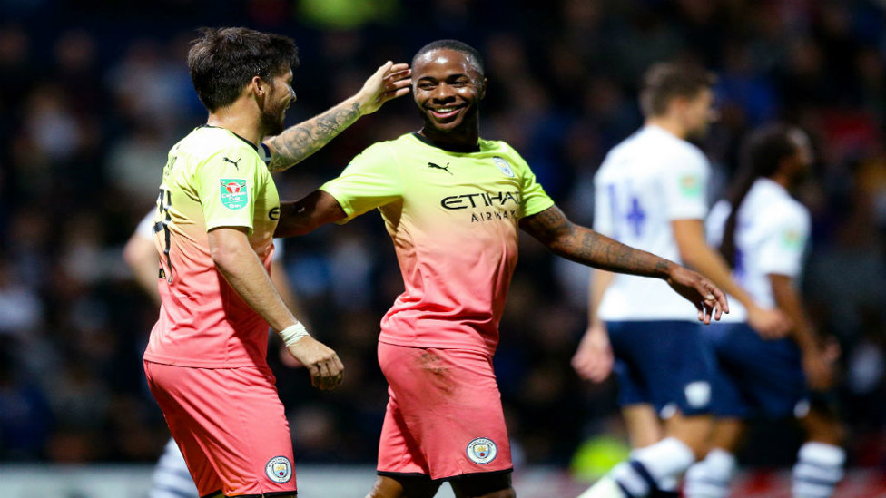 Raheem Sterling y David Silva celebran uno de los tantos del City.