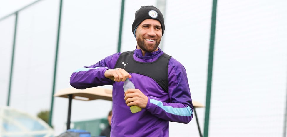 PIT STOP : Nicolas Otamendi staying hydrated during today's session